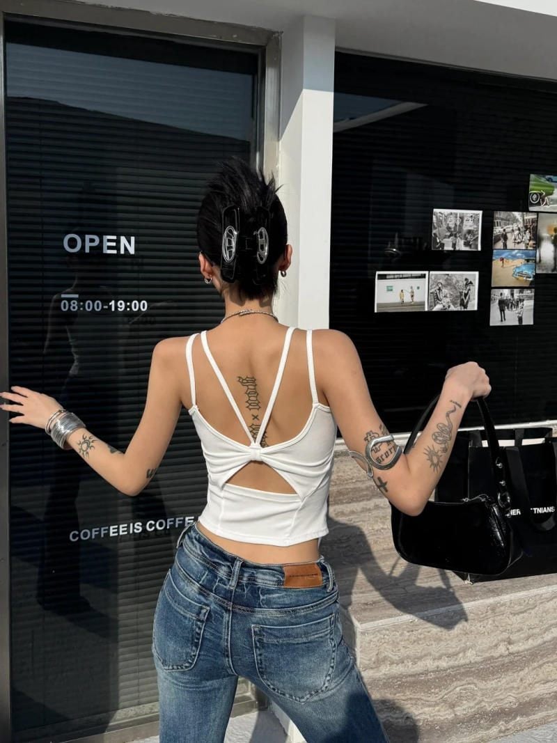 Khoe lưng trần quyến rũ với góc chụp từ phía sau