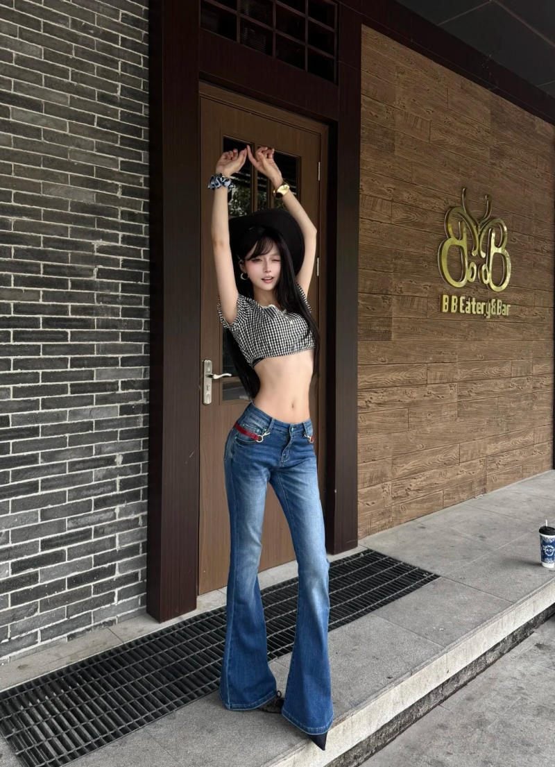 Vươn vai duỗi người khoe trọn vòng eo