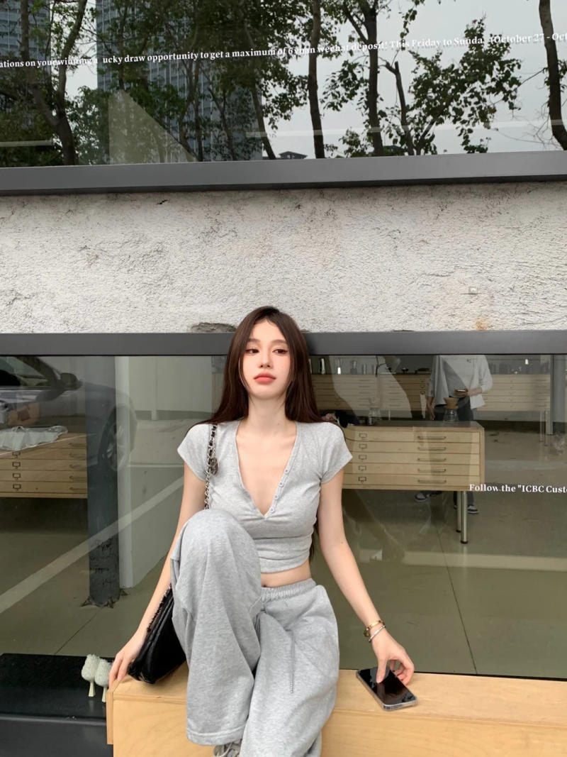 Ngồi xổm hoặc ngồi bệt thoải mái