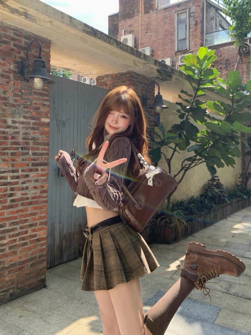 Nháy mắt và tạo dáng Peace (Hi) dễ thương