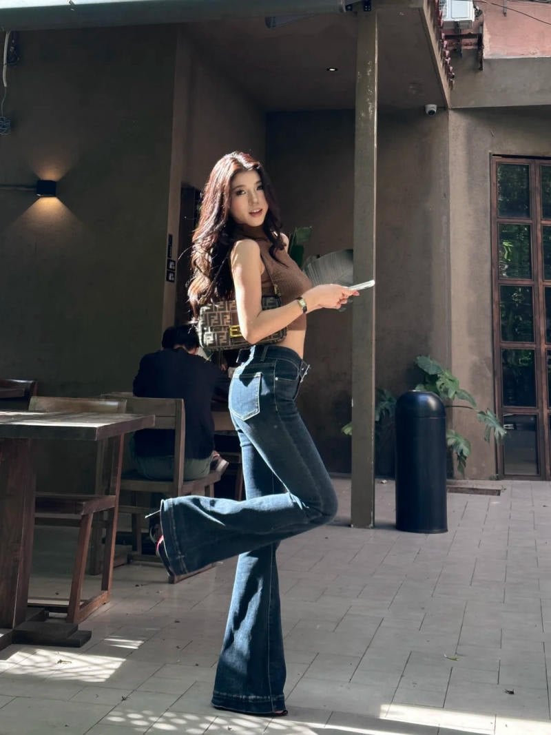 Đá chân sáo tinh nghịch trên phố