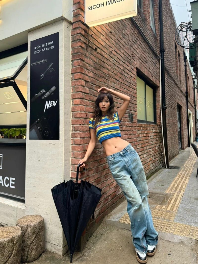 Tạo dáng high fashion với dù và tường gạch