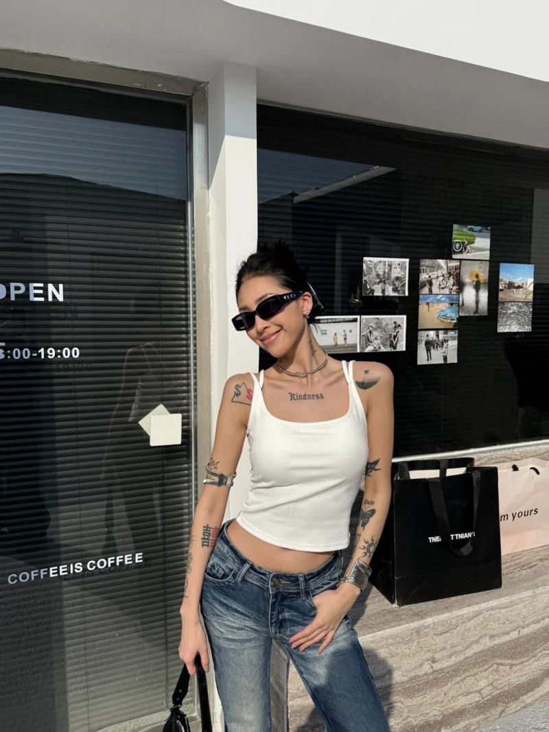 Cười che miệng e thẹn nhưng vẫn tinh nghịch