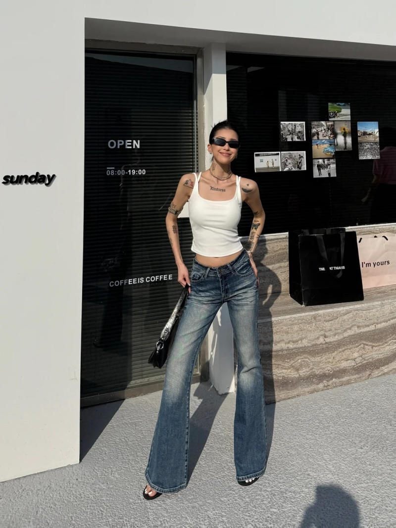 Đứng dáng chữ A khoe trọn outfit và vòng eo