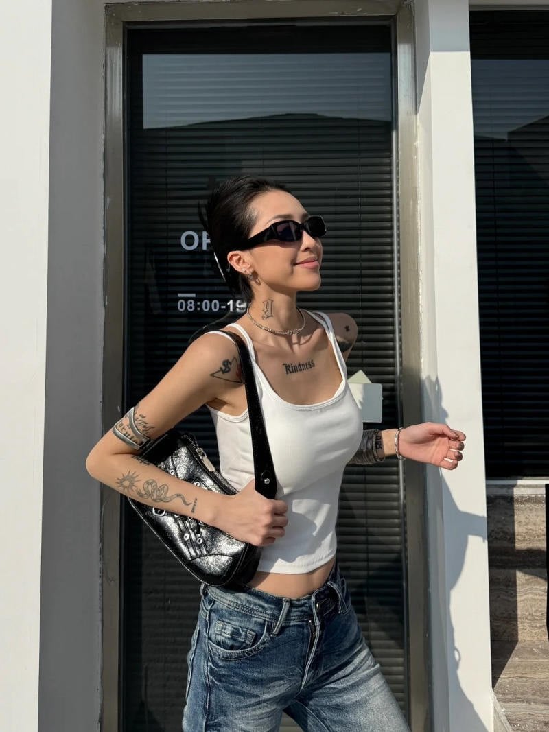 Dáng bước đi tự nhiên quay lưng vào cửa kính