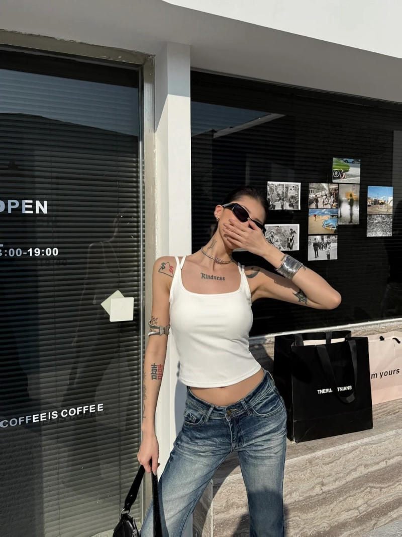 Dùng tay che miệng đầy bí ẩn và 