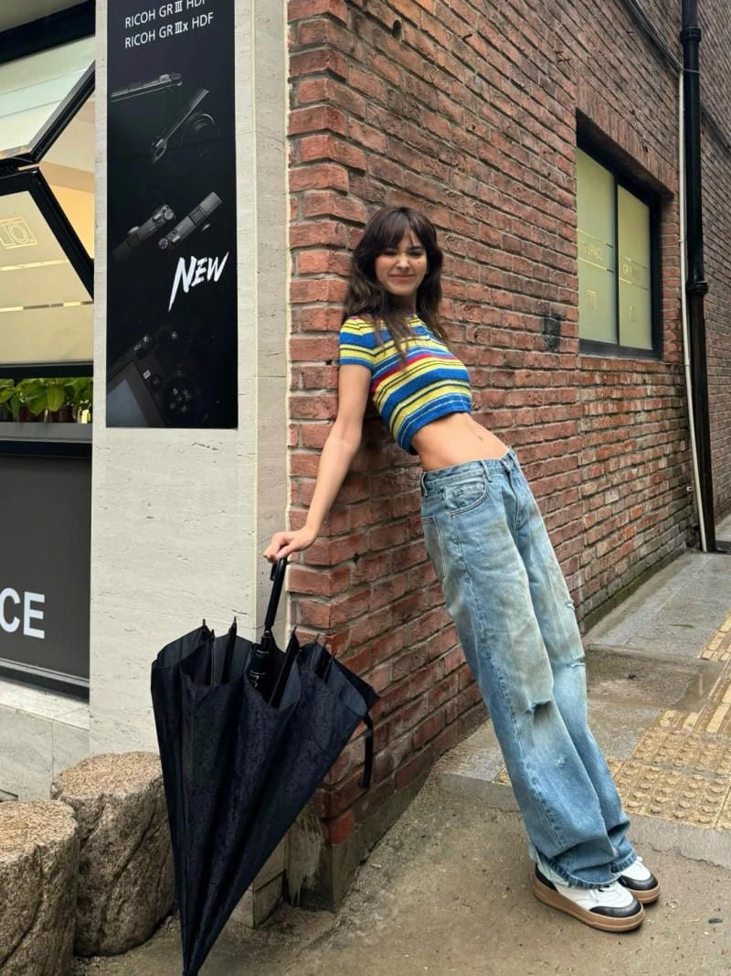 Dựa lưng vào góc tường gạch thư thái