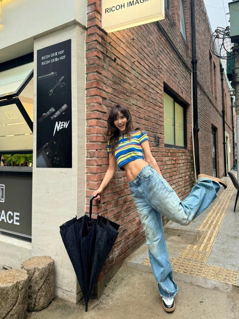 Đá chân cao tinh nghịch với dù