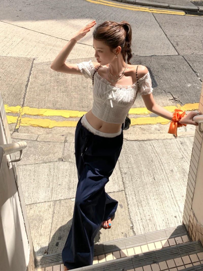 Dùng tay che nắng nghệ thuật