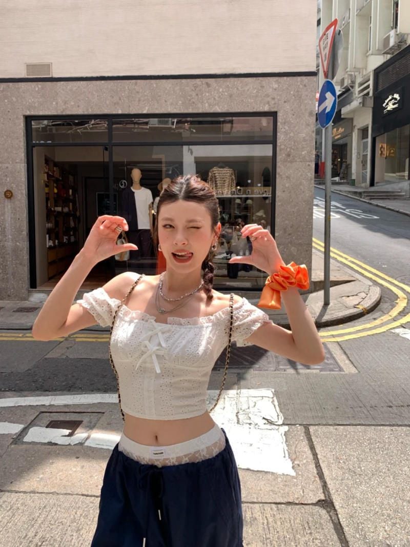 Tạo dáng nhí nhố với tay làm khung ảnh