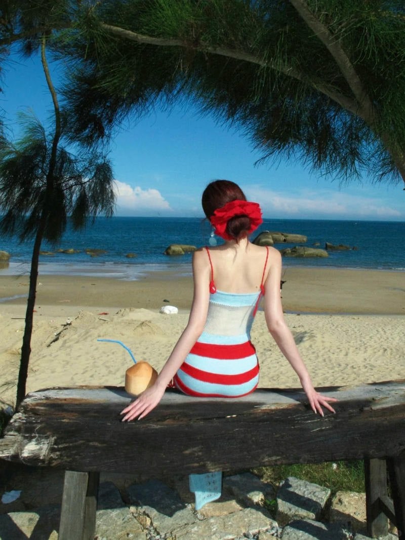 30. Dáng ngồi quay lưng trên thân cây gỗ khô