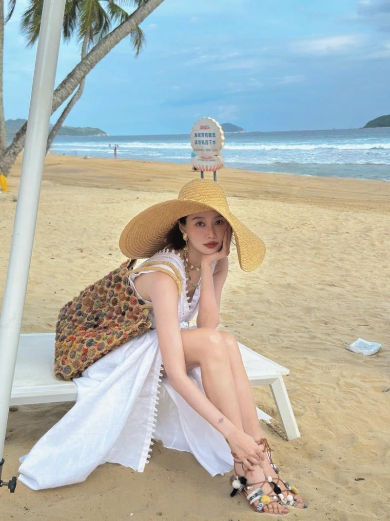 29. Dáng ngồi chống cằm, biểu cảm nũng nịu