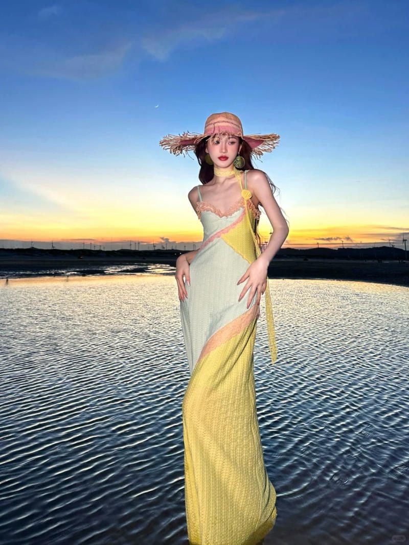 27. Dáng đứng dưới nước lúc hoàng hôn, tay đặt lên đùi