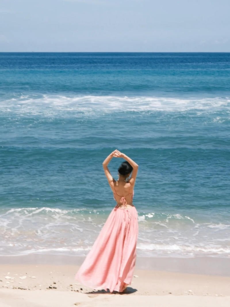 25. Dáng đứng quay lưng, hai tay tạo hình khung cửa trên đầu