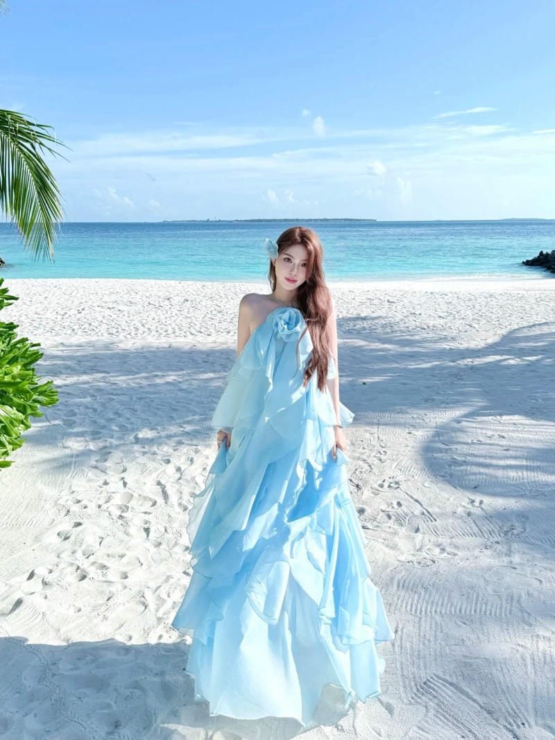 23. Dáng đứng thẳng giữa bãi cát trắng, tay buông lỏng