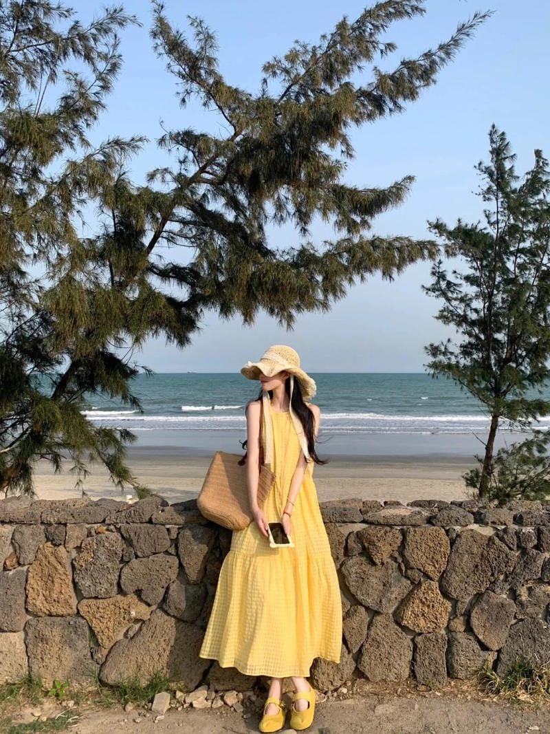 21. Dáng đứng tựa tường đá, nhìn nghiêng sang bên