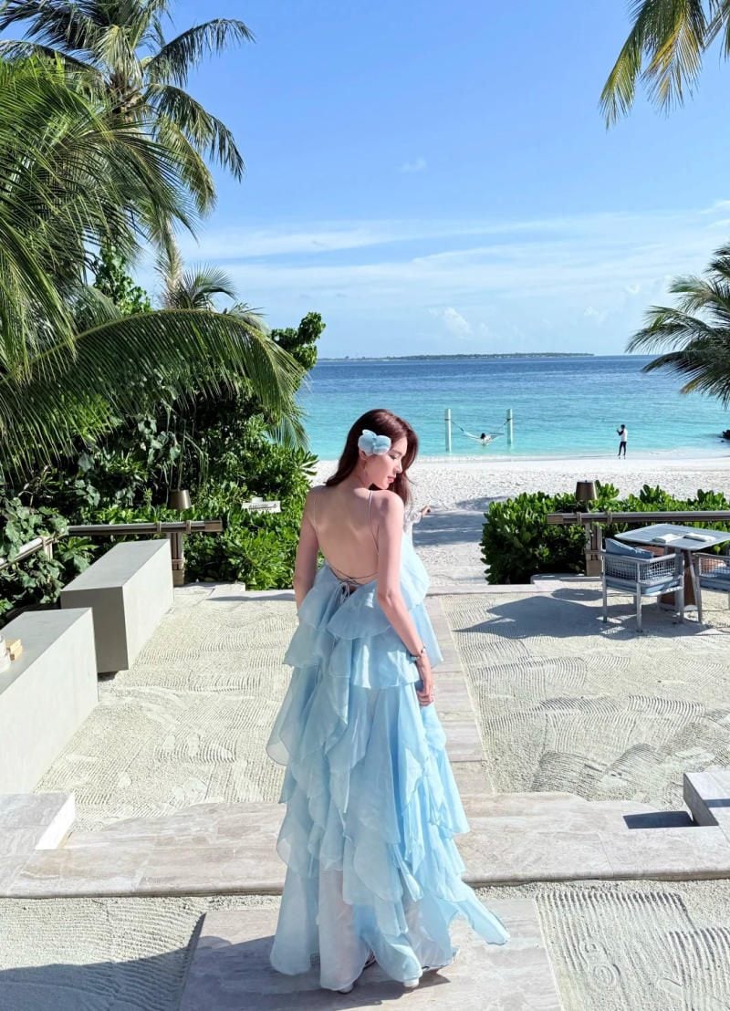 22. Dáng đi lên bậc thang, quay đầu nhìn lại