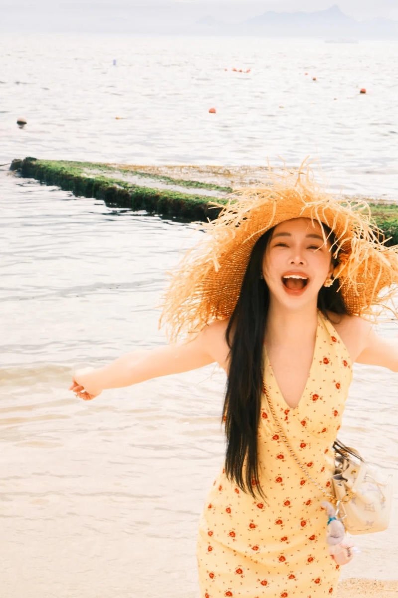 4. Dáng dang rộng hai tay, cười thả ga trước biển