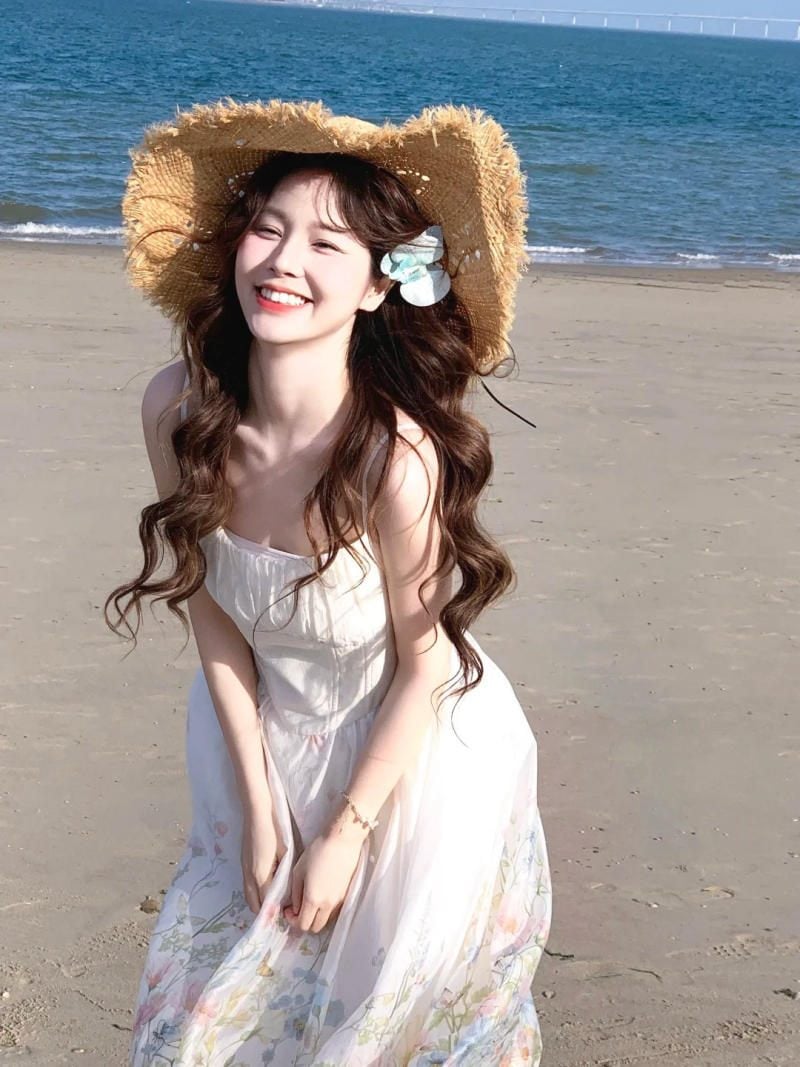 20. Dáng cúi người về phía trước, cười tươi rạng rỡ