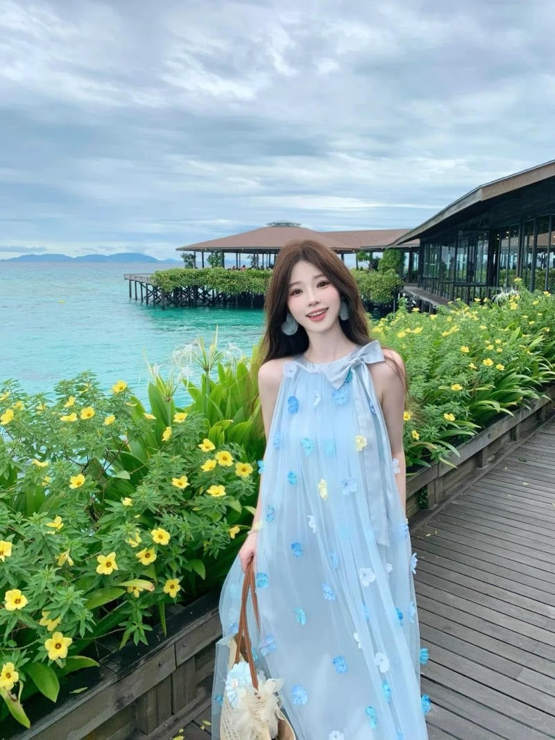 18. Dáng đứng thẳng trên cầu gỗ, mỉm cười dịu dàng