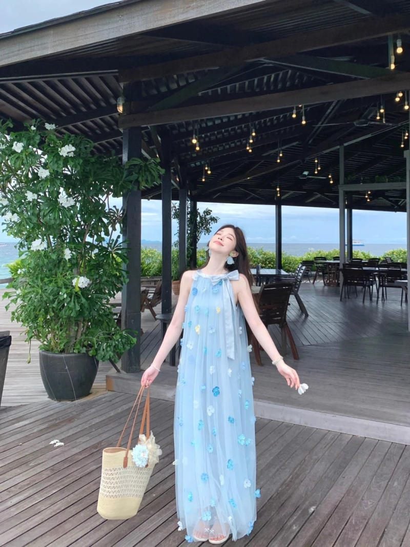 17. Dáng đứng dang tay, ngửa mặt lên trời (nhắm mắt)