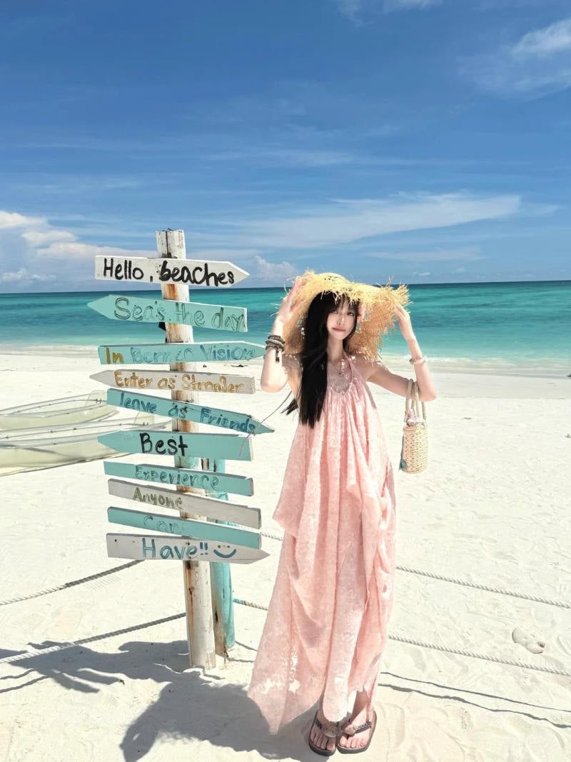 12. Dáng đứng thẳng bên cột mốc, hai tay chỉnh vành mũ