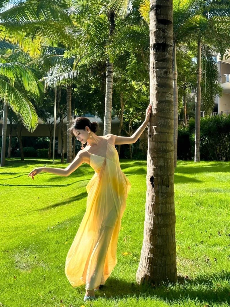 10. Dáng múa ballet bên gốc dừa, tay vươn dài