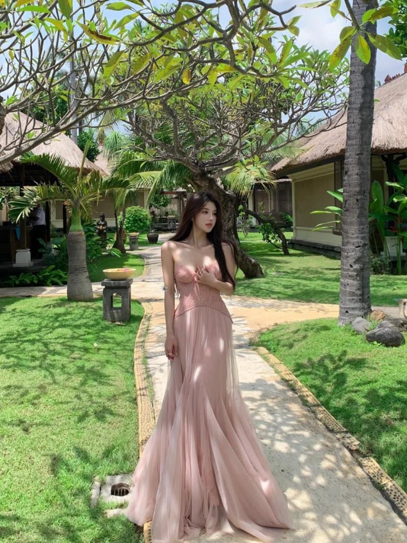 7. Dáng bước đi trong vườn, một tay đặt nhẹ lên ngực áo