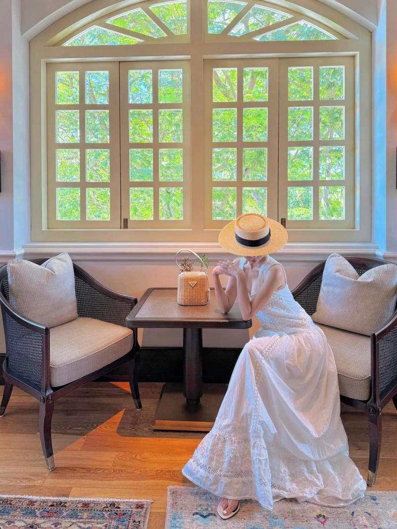 8. Dáng ngồi ghế tựa, dùng mũ che toàn bộ khuôn mặt