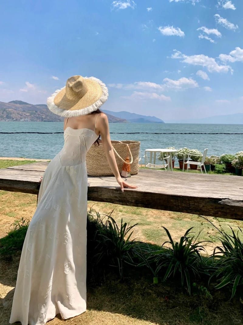 6. Dáng đứng tựa lưng vào bàn gỗ, quay mặt ngắm cảnh hồ