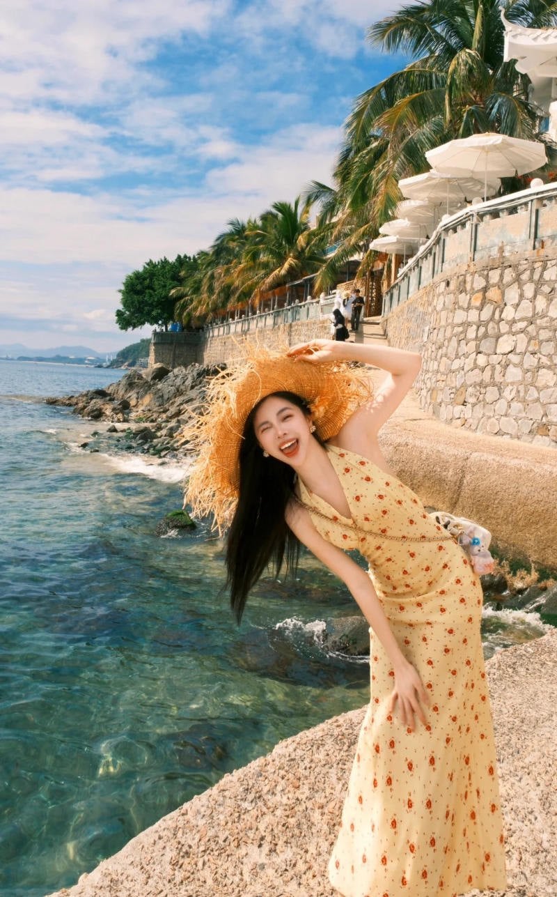 5. Dáng nghiêng người tinh nghịch, một tay giữ mũ