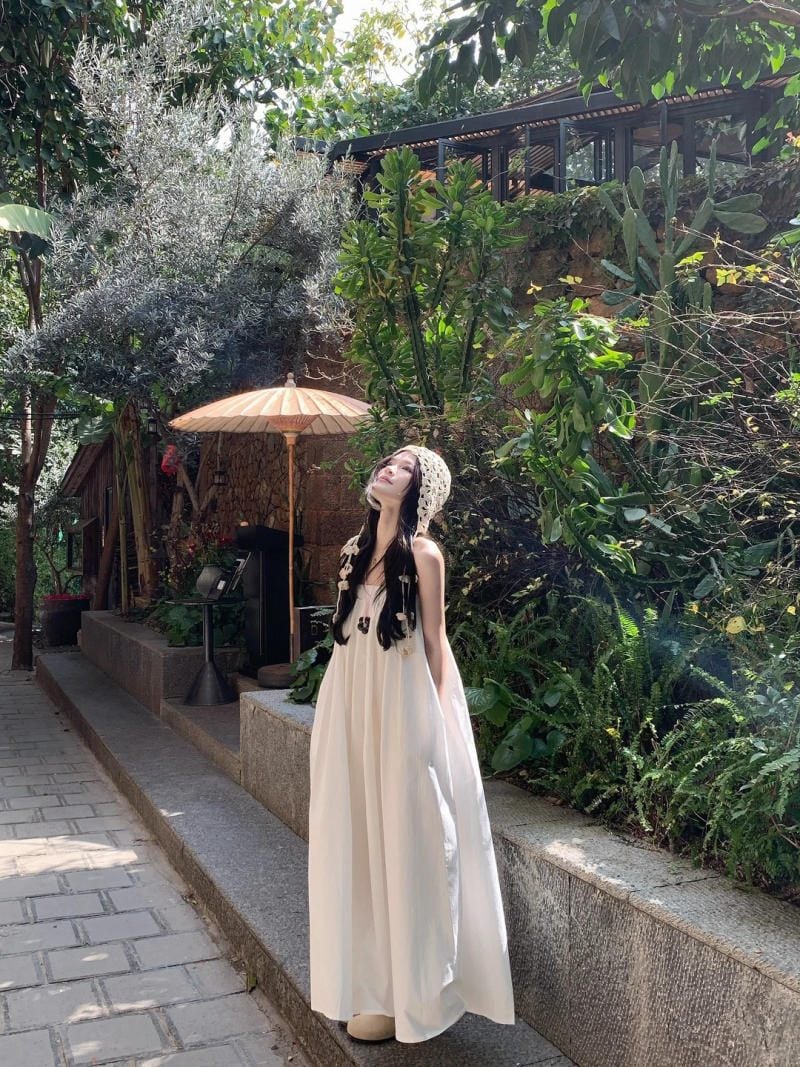 2. Dáng đứng thẳng dưới tán cây, ngước mặt lên trời đón nắng