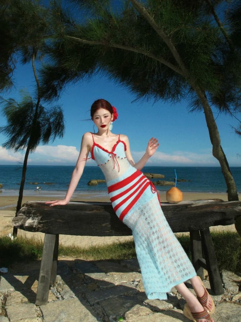 33. Dáng ngồi tựa nghiêng, chân duỗi dài