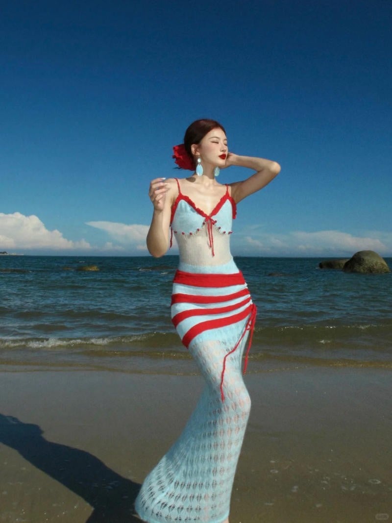 32. Dáng đứng ưỡn ngực, tay vuốt ngược mái tóc