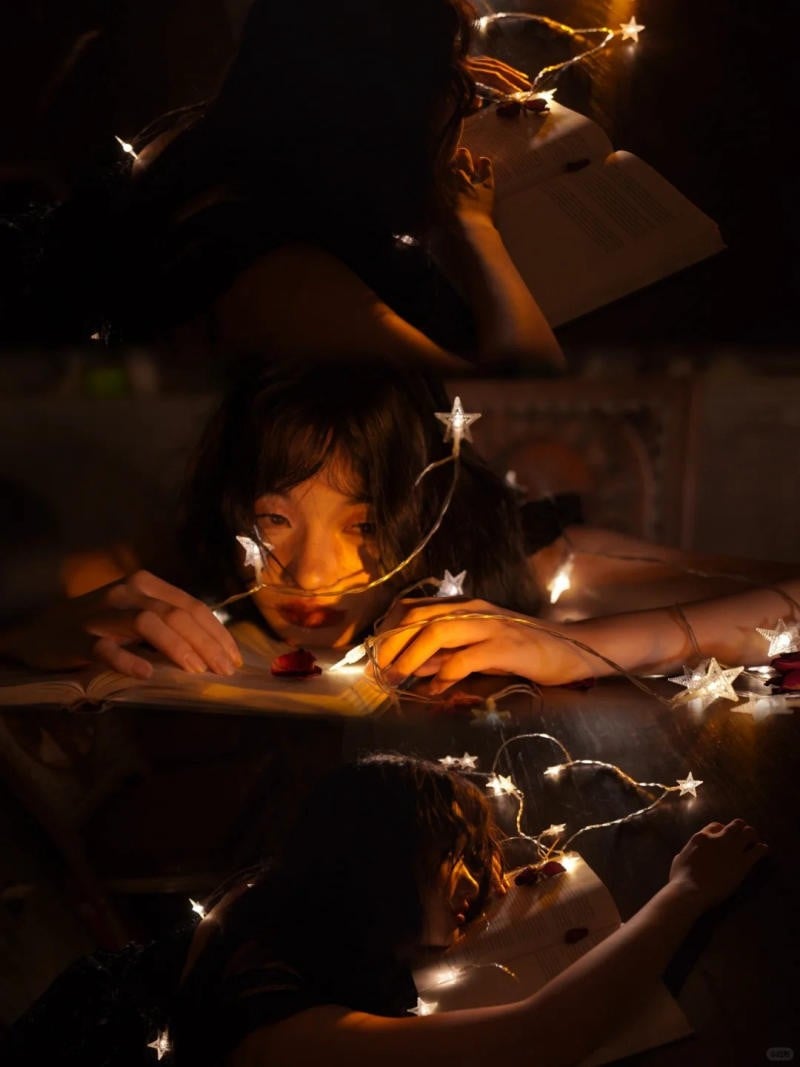 8. Tư thế nằm dài trên bàn, tương tác với đèn và sách