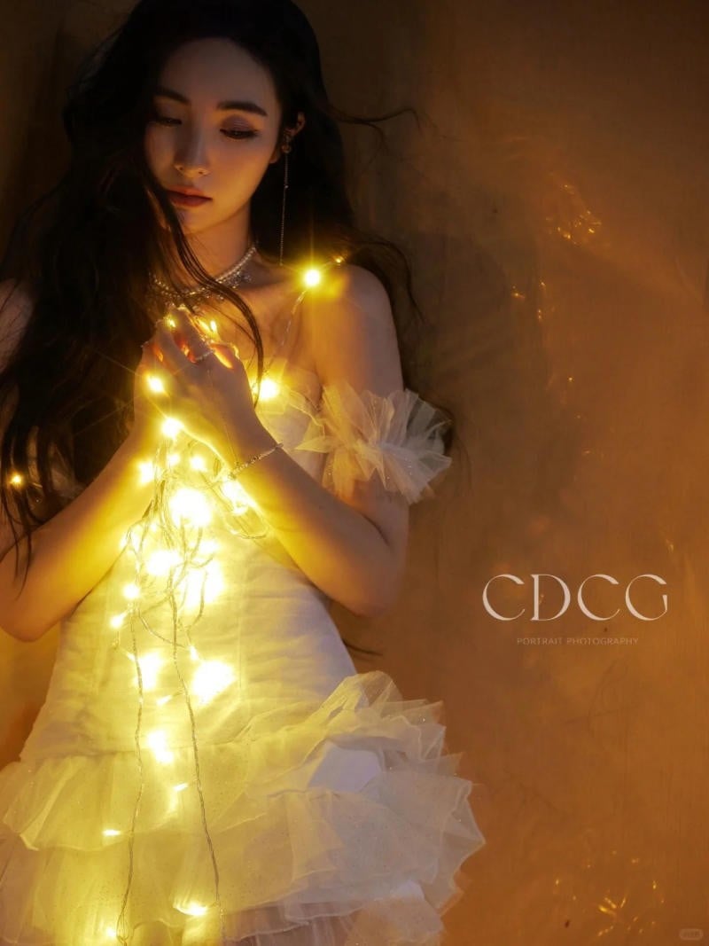 10. Tư thế đứng ôm trọn dải đèn dọc thân người