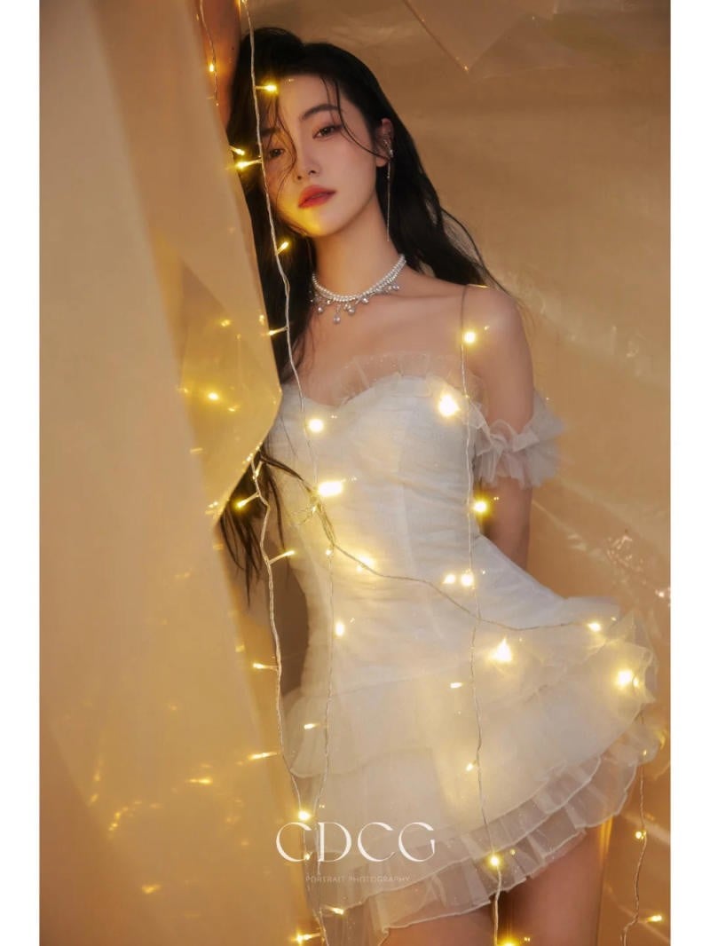 11. Tư thế đứng chính diện, ánh đèn lấp ló sau lưng