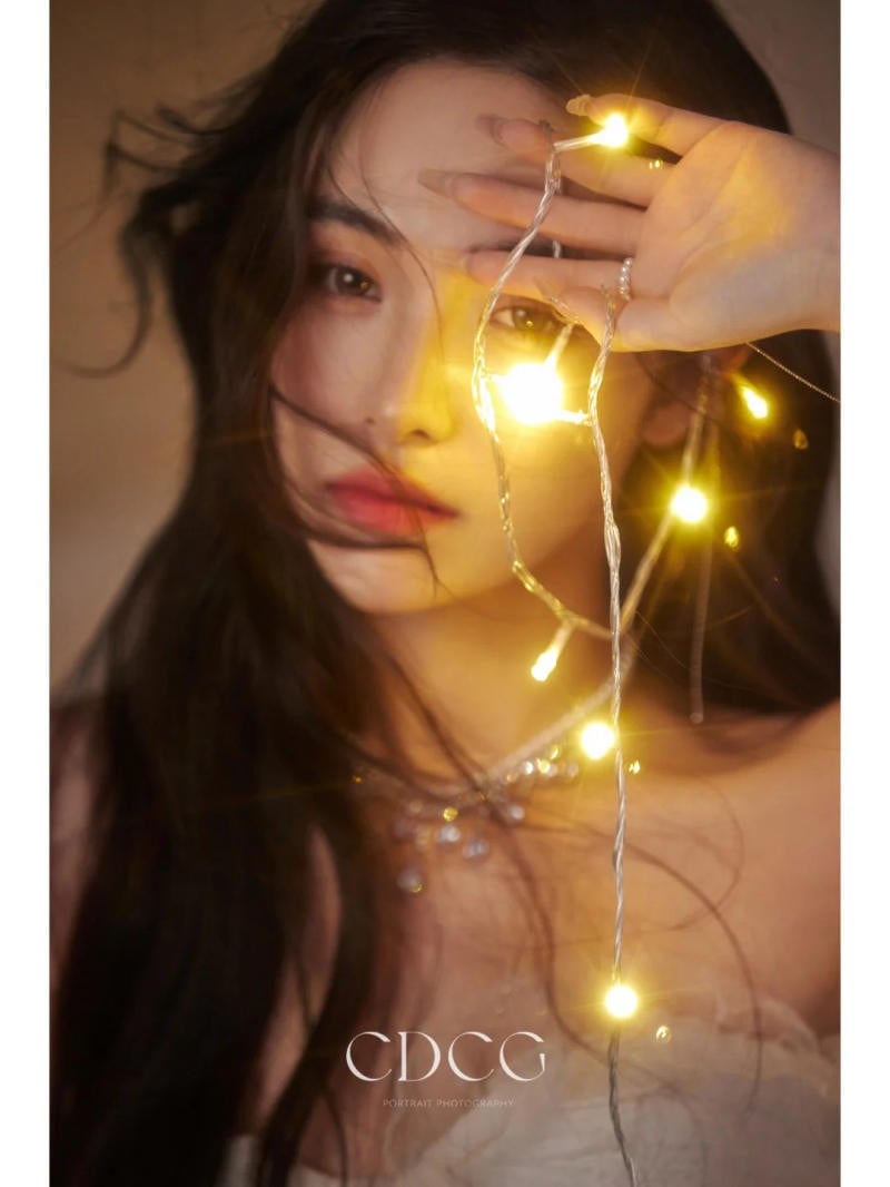 12. Tư thế tay che mặt, ánh đèn xuyên qua kẽ ngón