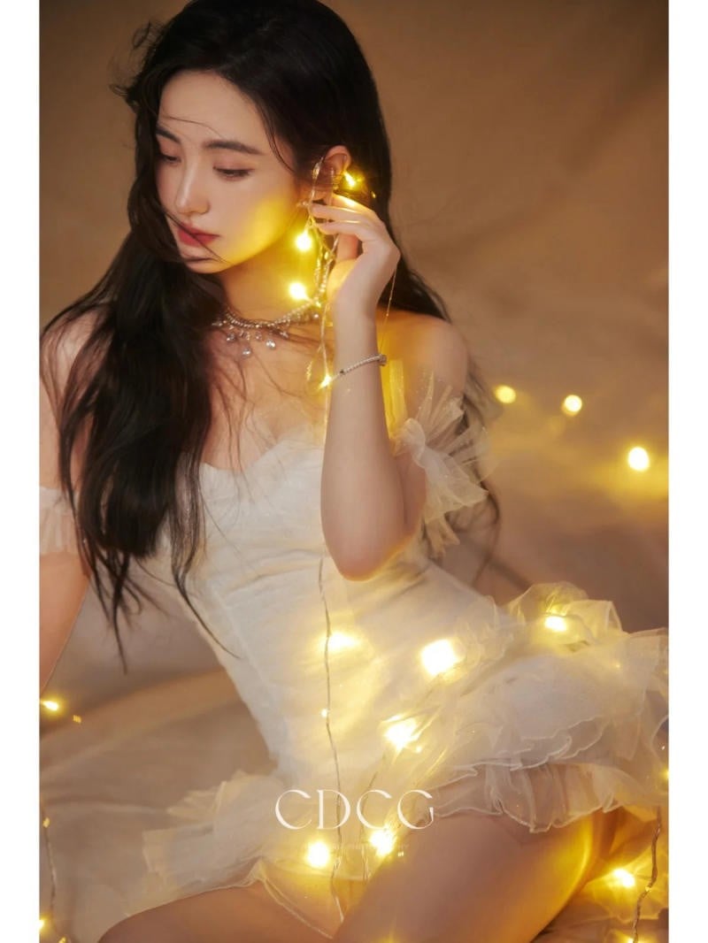 13. Tư thế ngồi yêu kiều, để đèn vắt lên đùi và vai