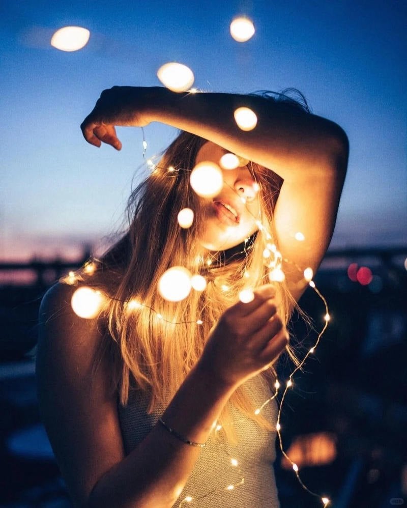 1. Tư thế tay che hờ hững, để ánh đèn lọt qua kẽ tay