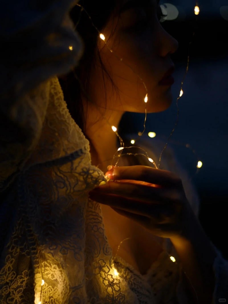 16. Tư thế cận cảnh, đèn len lỏi qua lớp áo ren