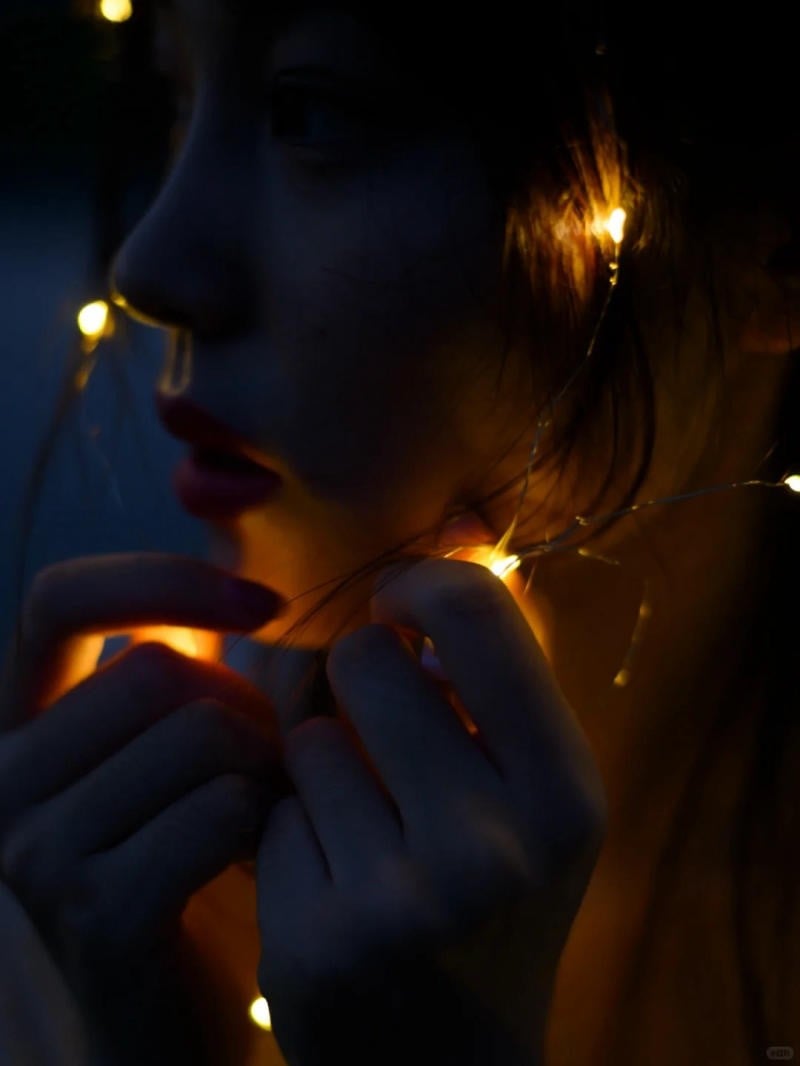 17. Tư thế cận mặt, đèn quấn quanh tóc và tai