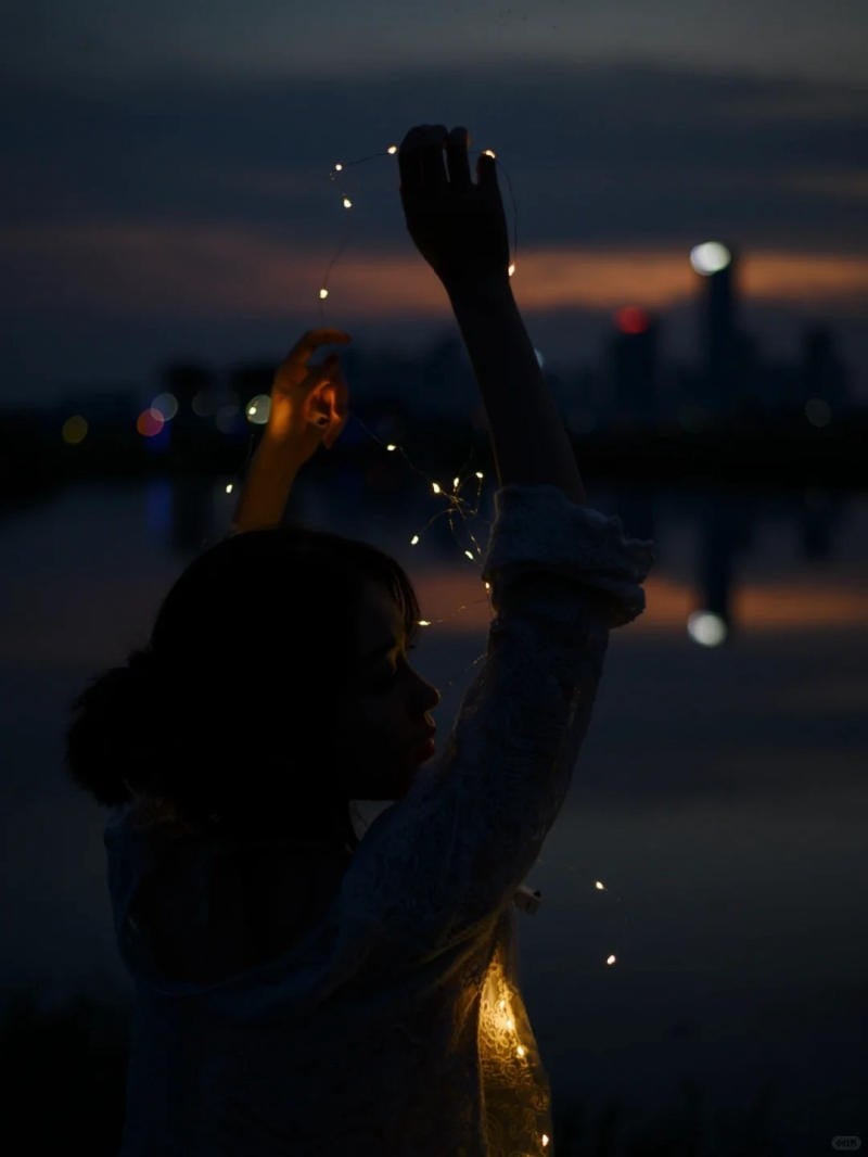 18. Tư thế silhouette, tay giơ cao vẽ nên đường cong ánh sáng