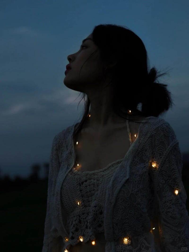 21. Tư thế đứng yên bình dưới trời đêm