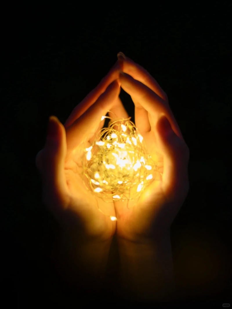 22. Tư thế hai tay chụm lại ôm trọn quả cầu sáng