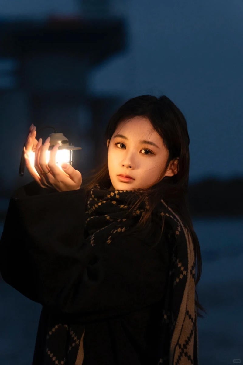 23. Tư thế cầm đèn lồng, ánh mắt nhìn thẳng
