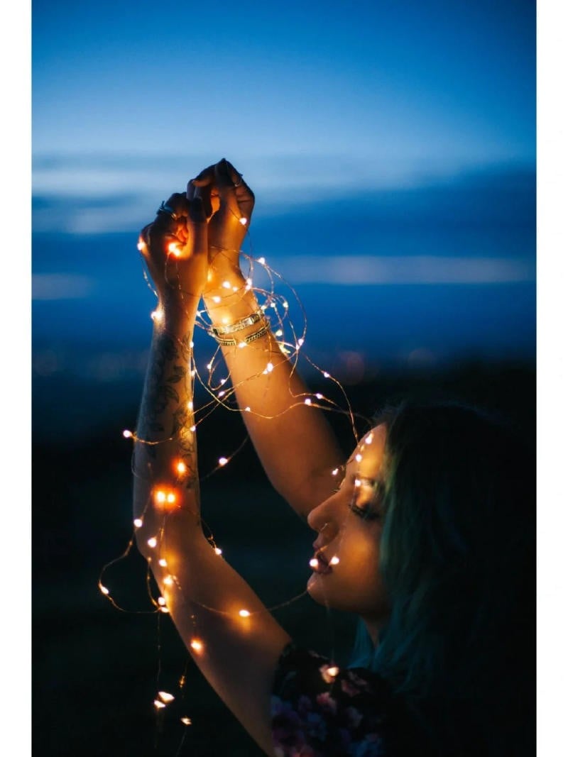 25. Tư thế vươn tay hứng trọn trời sao