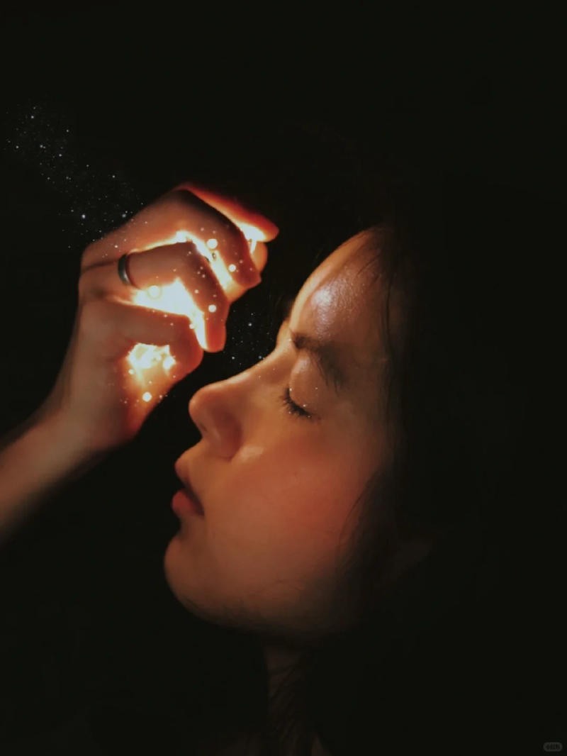 6. Tư thế cận mặt, tay cầm đèn như ma thuật