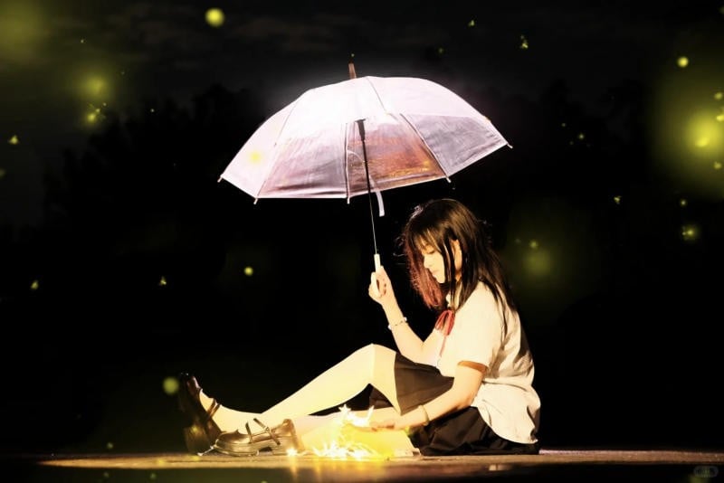 7. Tư thế ngồi dưới ô, ánh đèn hắt từ dưới lên