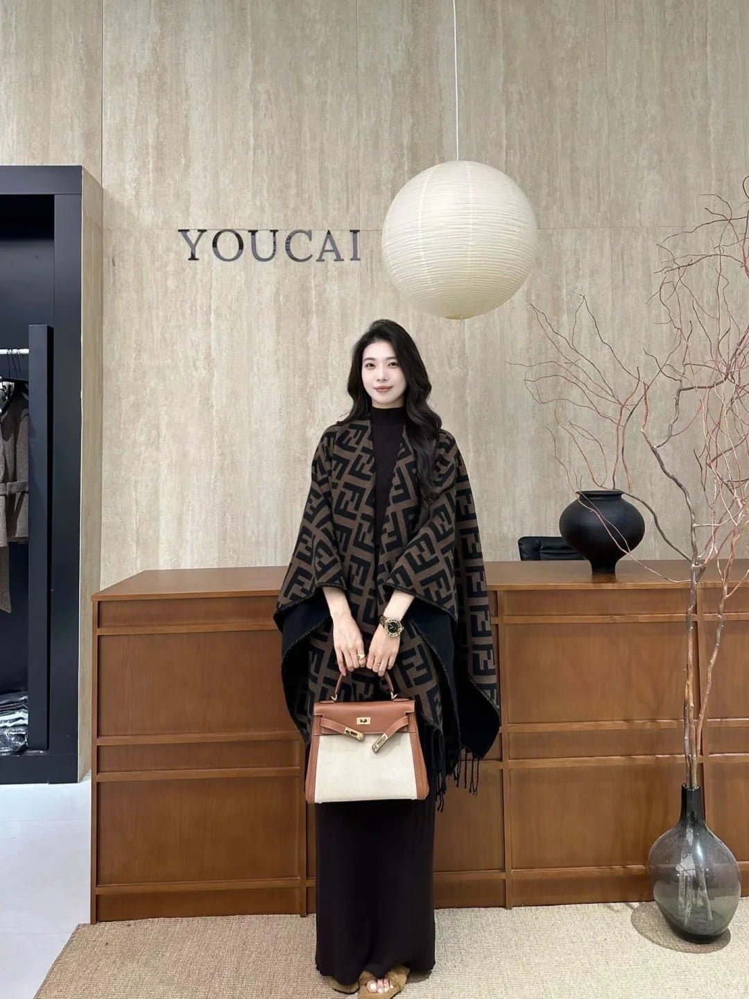 2. Tư thế đứng thẳng, tay cầm túi phía trước